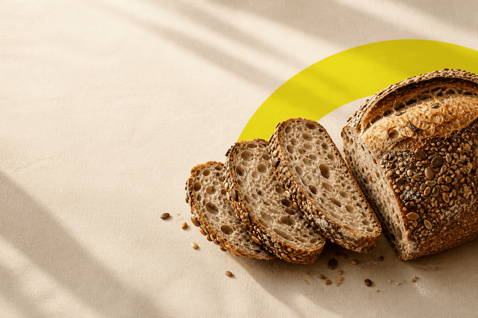 Pain au levain aux graines présenté sur une toile crème